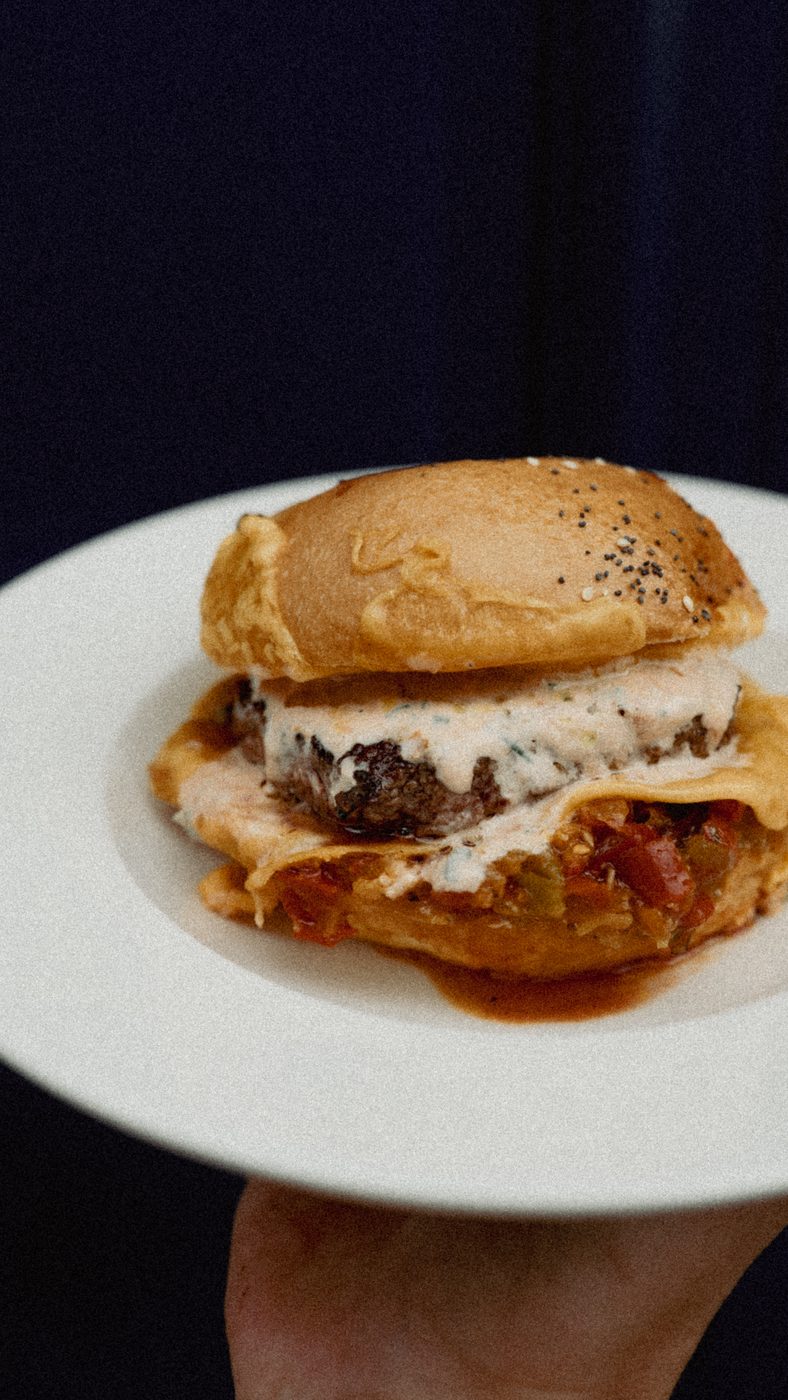 Le Mexichon — confit de tomates et poivrons, pickles de jalapeño, cheddar maturé